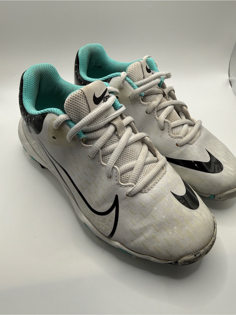 Nike fast track softball cleat- girls -White & Teal Low-Top Athletic Cleats
